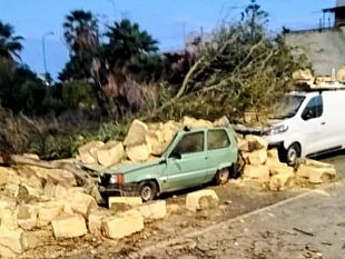 tromba-daria-fa-crollare-un-muretto-in-via-salemi-due-auto-sono-state-distrutte