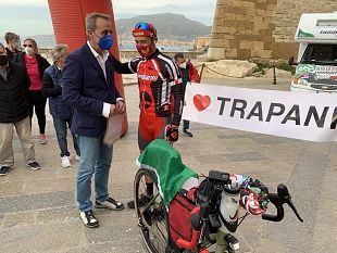 trapani-riabbraccia-giuseppe-bica