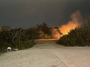 erice-fiamme-avvolgono-larea-dietro-il-cimitero