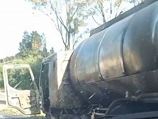 a29-autocisterna-in-fiamme-nei-pressi-di-fulgatore-traffico-bloccato-e-tre-chilometri-di-coda