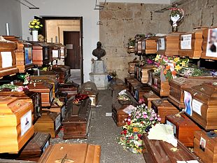 cimitero-di-trapani-la-polizia-esegue-5-miure-cautelari-per-corruzione-e-concussione