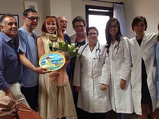 l-artista-numa-palmer-testimonial-del-campionato-del-mondo-di-beach-volley-protur-2016-visita-il-reparto-di-oncologia-dell-ospedale-v-emanuele