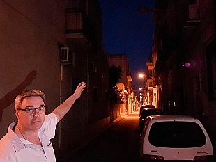 video-mazara-via-palestro-da-5-mesi-buio-per-una-lampadina-fulminata-disagi