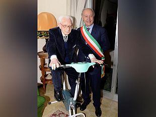 2avere-cento-anni-e-non-dimostrarli-questo-e-nonno-baldassare-giacalone-che-ieri-circondato-dallaffetto-dei-suoi-vicini-e-del-sindaco-ha-raggiunto-il-prestigioso-traguardo