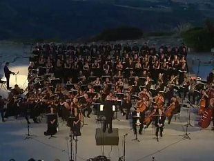 la-grande-musica-nei-teatri-antichi-del-mediterraneo-emozioni-al-tramonto-al-teatro-antico-di-segesta