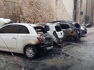 trapani-tre-auto-distrutte-da-un-incendio-in-via-san-pietro