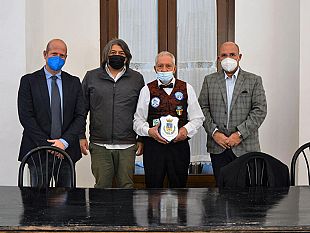 consegnato-crest-cittadino-al-maestro-di-biliardo-pluricampione-italiano-giusepp