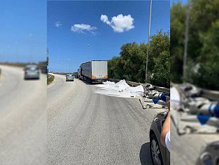 trapani-autocarro-perde-7-tonnellate-di-sale-disagi-in-via-libica