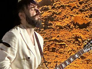 filippo-graziani-canta-il-padre-ivan-e-coinvolge-il-pubblico-di-segesta