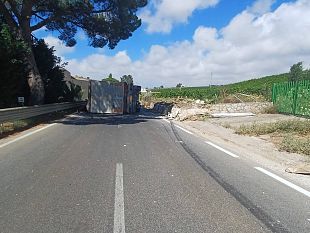 mezzo-pesante-si-ribalta-sulla-strada-statale-113-a-calatafimi