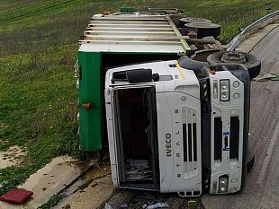 autocompattatore-si-ribalta-sulla-ss-119