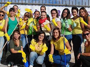 trapani-il-liceo-statale-r-salvo-il-iv-circolo-didattico-di-trapani-e-la-scuola-media-bassi-catalano-con-la-collaborazione-del-circolo-nautilus-di-legambiente-hanno-preso-parte-a-puliamo-il-mondo-2015