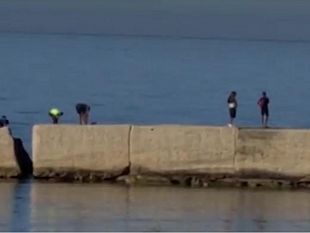 mazara-sbarco-di-migranti-nella-colmata-b-vicinissima-al-porto-effettuati-controlli-anti-covid19