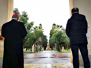 mazara-del-vallo-il-vescovo-e-il-sindaco-in-preghiera-al-cimitero