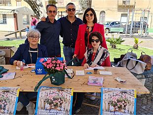 per-la-festa-della-mamma-lairc-torna-in-piazza-con-le-azalee-della-ricerca