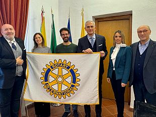 mazara-la-bandiera-del-rotary-international-esposta-al-comune
