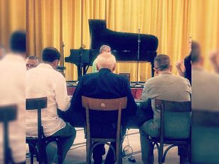 la-trapanese-roberta-prestigiacomo-si-esibisce-davanti-mogol