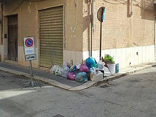 mazara-rifiuti-abbandonati-allangolo-tra-via-capitolo-e-via-mons-valenti-la-denuncia-di-un-residente
