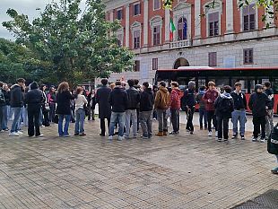 trapani-dopo-lo-sciopero-gli-studenti-cantano-vittoria