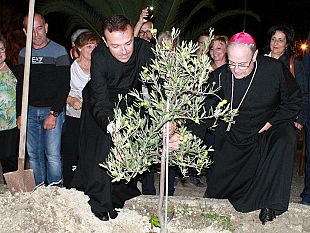 visita-pastorale-da-venerdi-il-vescovo-per-tre-giorni-a-salaparuta-a-poggioreale-piantato-un-ulivo-amore-e-vicinanza-nell-incontro