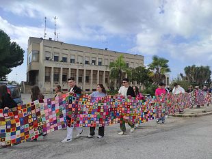 petrosino-grande-successo-per-liniziativa-la-sciarpa-della-pace
