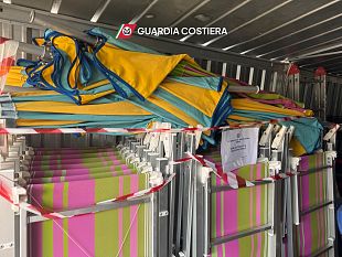 san-vito-lo-capo-la-guardia-costiera-sequestra-70-ombrelloni-e-52-lettini-abusivi