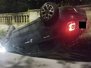 marsala-auto-si-ribalta-e-sfiora-una-strage-in-contrada-addolorata