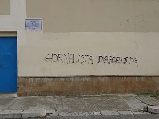 mazara-scritta-giornalista-terrorista-allingresso-dello-stadio-nvaccara