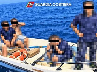 cinque-giovani-salvati-dalla-guardia-costiera-a-trapani-erano-alla-deriva-su-una-barca