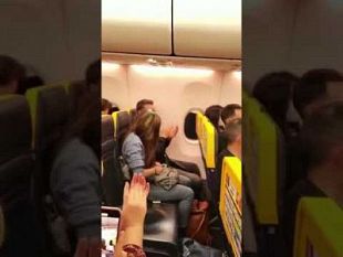 le-chiede-di-sposarlo-durante-un-volo-ryanair