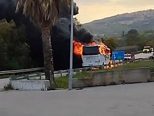 paura-sulla-statale-188-pullman-di-linea-in-fiamme-tra-gibellina-e-salemi