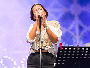 mazara/la-cantautrice-senia-per-la-prima-volta-sul-palco-del-cous-cous-fest