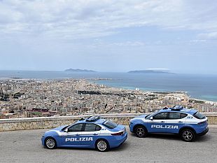 la-polizia-arresta-un-uomo-per-produzione-e-detenzione-ai-fini-di-spaccio-di-stupefacenti