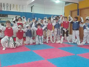 13-medaglie-agli-interregionali-kids-cup-per-la-taegym-academy