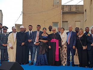nella-piazza-blu-di-mazara-linvocazione-rotariana-per-la-pace-fra-i-popoli-con-rappresentanti-di-diverse-religioni