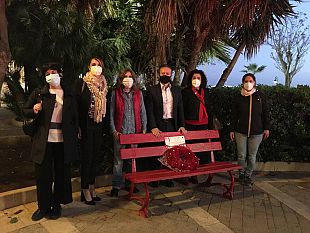 mazara-una-corona-di-fiori-per-onorare-la-memoria-delle-donne-vittime-di-violenza