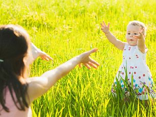 un-abbraccio-tra-una-madre-e-una-figlia-vale-piu-della-vita