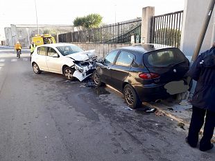 erice-perde-il-controllo-dellauto-e-si-schianta-contro-una-vettura-in-sosta