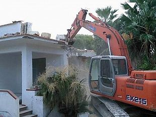 marsala-non-si-arresta-l-opera-delle-ruspe-demolito-il-24esimo-immobile-abusivo