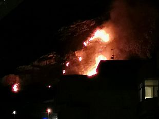 erice-in-fiamme-incendio-nei-pressi-di-santanna-visibile-da-trapani