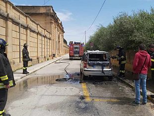 video-mazara-a-fuoco-lauto-del-direttore-del-cimitero-incendio-colposo-o-doloso