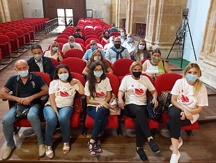 video-mazara-i-familiari-dei-pescatori-detenuti-a-bengasi-occupano-laula-consiliare