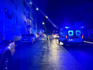 trapani-a-fuoco-il-vano-scala-di-un-edificio