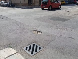 trapani-profonda-buca-allincrocio-delle-vie-scudaniglio-e-passo-enea