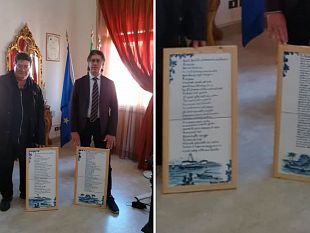 campobello-il-sindaco-riceve-due-pannelli-di-ceramica-dellartista-bono