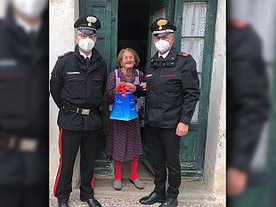 trapani/natale-i-carabinieri-portato-panettone-e-un-po-di-compagnia-alla-signora-rosa