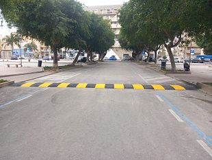 erice-piazza-pertini-installati-i-dossi-stradali-per-potenziare-la-sicurezza-e-migliorare-la-circolazione-stradale