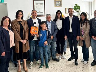 alcamo-la-famiglia-pirrone-dona-un-defibrillatore-allistituto-bagolino