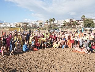 bagno-di-capodanno-a-tre-fontane-in-150-sfidano-vento-e-acqua-fredda-per-dare-il-benvenuto-al-2026