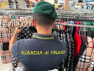 sequestrati-4400-capi-di-abbigliamento-contraffatti-denunciato-grossista-nel-catanese